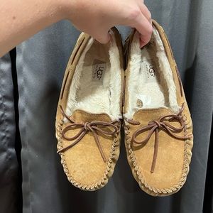 Womens 10 UGG slipper moccasins